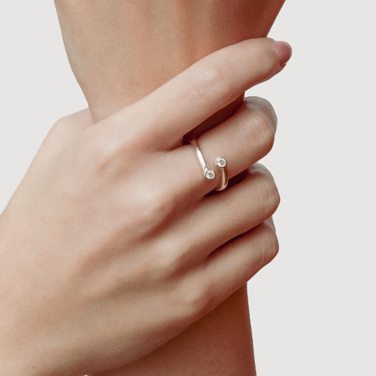 ANILLO ABIERTO HUG PLATA & DIAMANTES