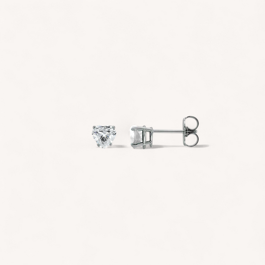 Detalle del cierre de presión de los pendientes corazón Juliette