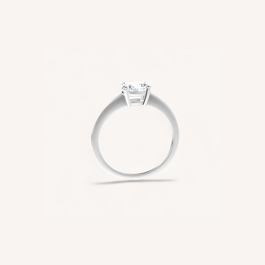 Vista lateral del anillo Simone en oro blanco con diamante oval creado en laboratorio