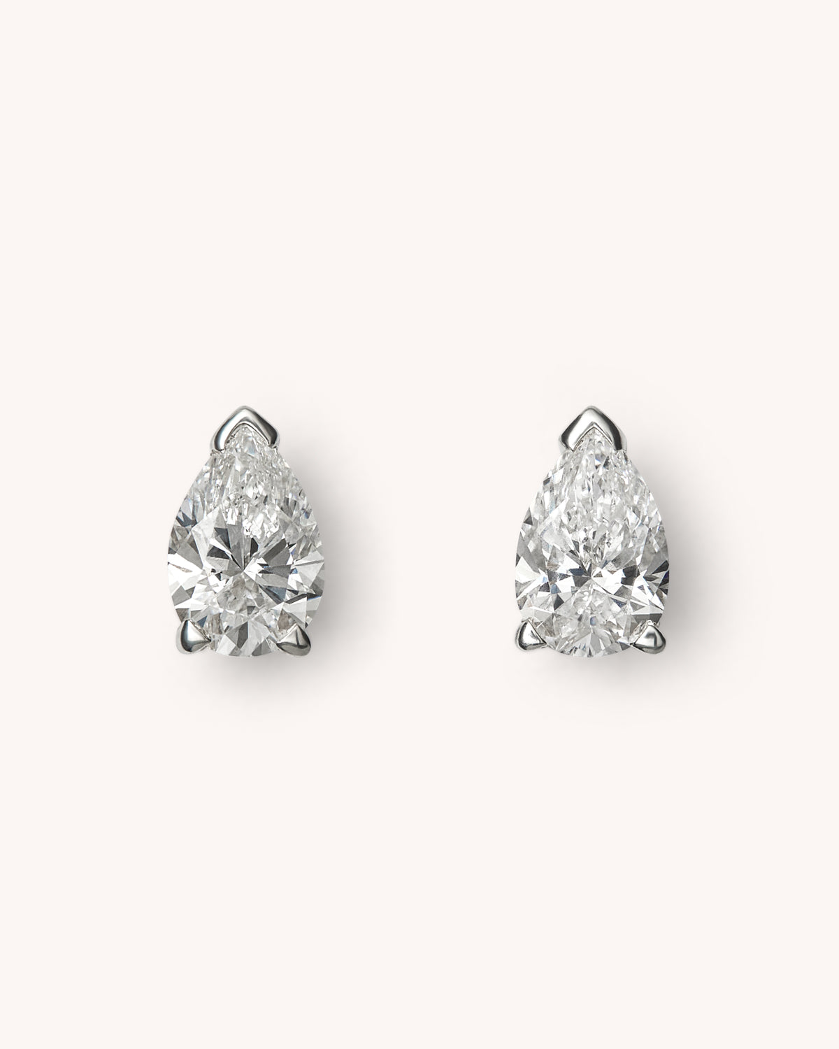 Pendientes MAIA de plata con diamantes talla pera de laboratorio, vista frontal.