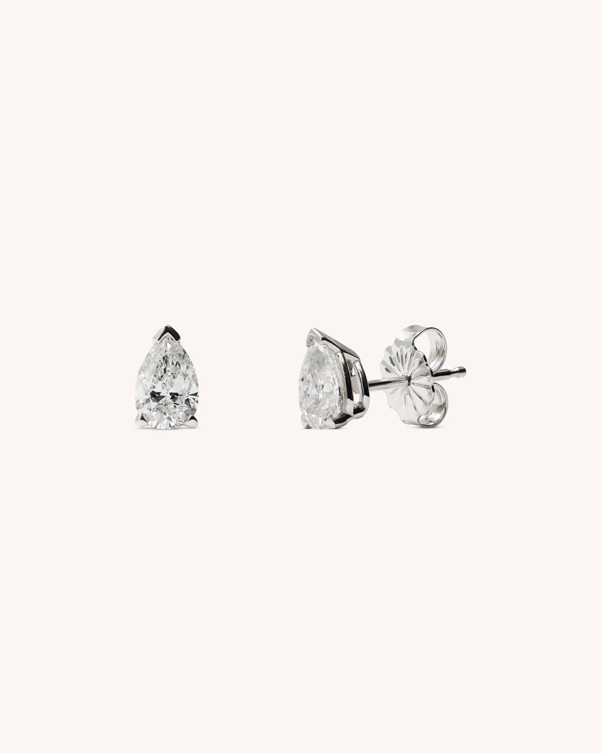 Detalle lateral de los pendientes MAIA con diamantes talla pera en plata.