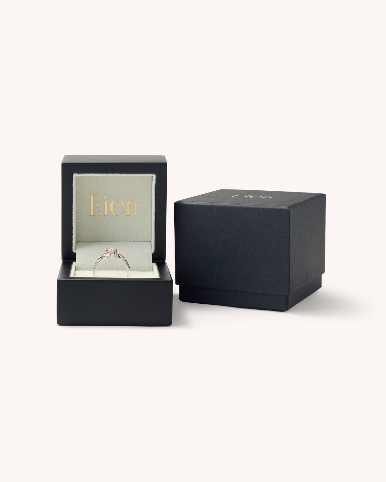 Ava - Anillo Solitario en Oro Blanco