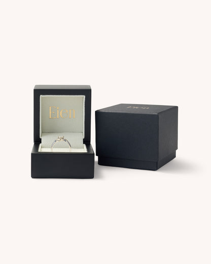 Ava - Anillo Solitario en Oro Blanco