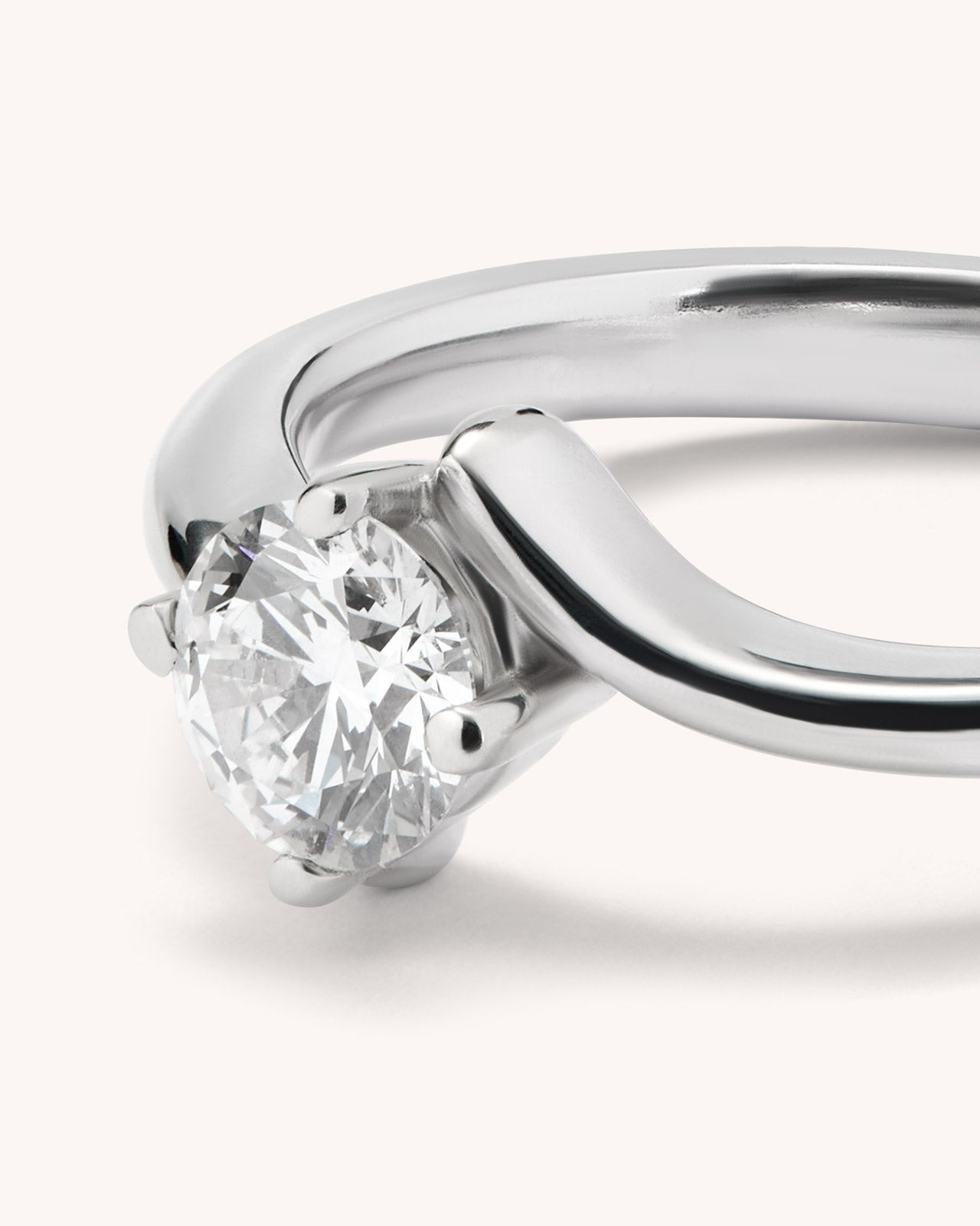 Ava - Anillo Solitario en Oro Blanco