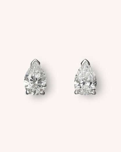 Pendientes MAIA de plata con diamantes talla pera de laboratorio, vista frontal.
