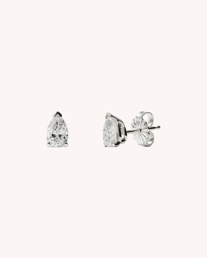 Detalle lateral de los pendientes MAIA con diamantes talla pera en plata.
