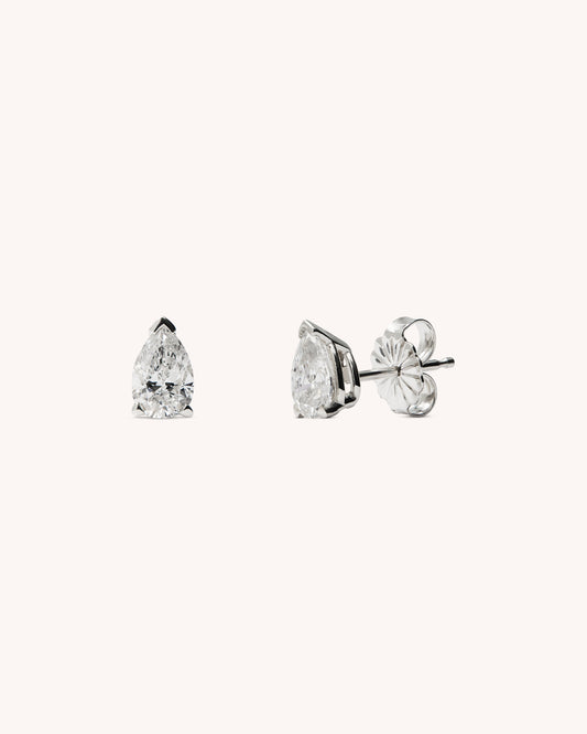 Detalle lateral de los pendientes MAIA con diamantes talla pera en plata.
